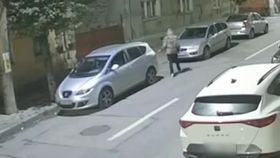 VIDEO Căutat de poliție după ce a vandalizat mai multe mașini. Polițiștii încearcă să dea acum de urma teribilistului